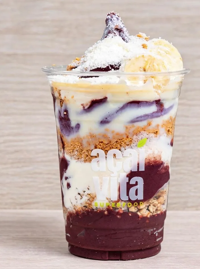 Vita Brasil: Açaí, Granola, Plátano, Leche en polvo, Leche condensada, Paçoca, Coco