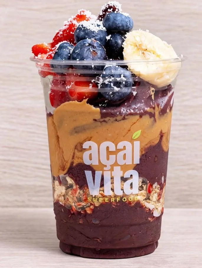 Vita Classic: Açaí, Granola, Plátano, Fresa, Frutos del bosque, Crema de cacahuete