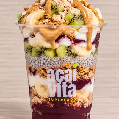 Vita Protein: Açaí, Granola, Plátano, Kiwi, Pudding de chía, Yogur, Proteína en polvo, Crema de cacahuete
