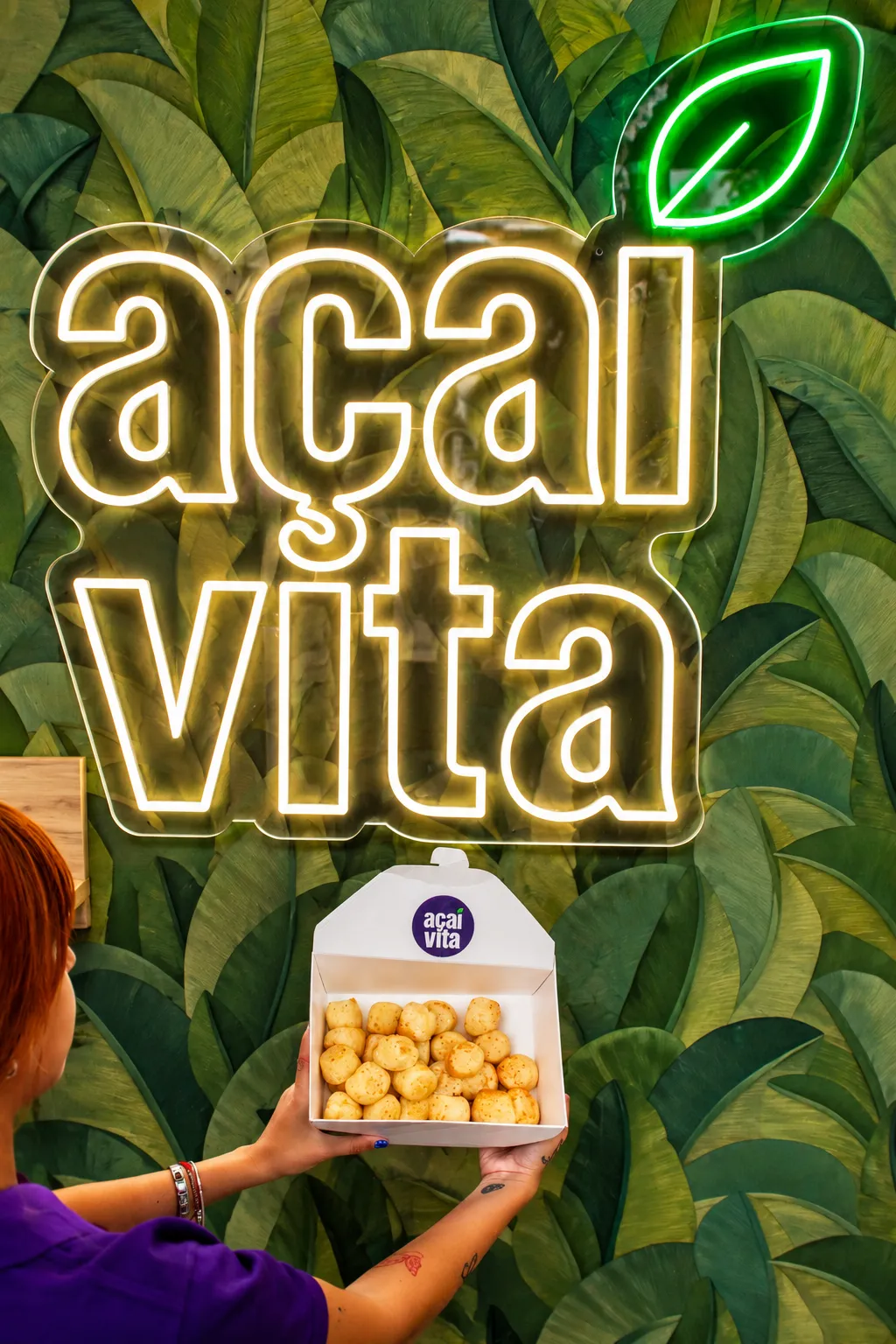 Pan de queso frente al neón de Açaí Vita